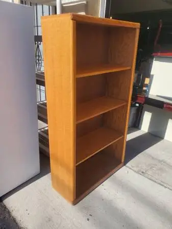 Medium bookshelf