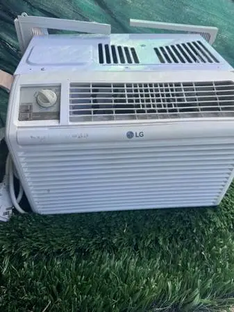 LG Window Air Conditioner 5,000 BTU EnergyEfficient Thermostat Control