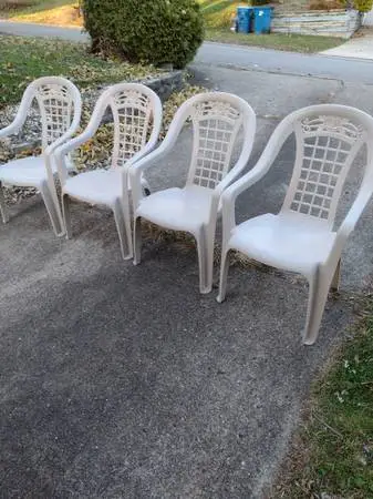 4 stacking resin arm chairs