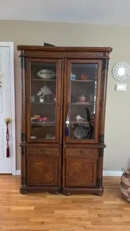 🔴 🟢 2 Wooden Curio Cabinets 🟢 🔴