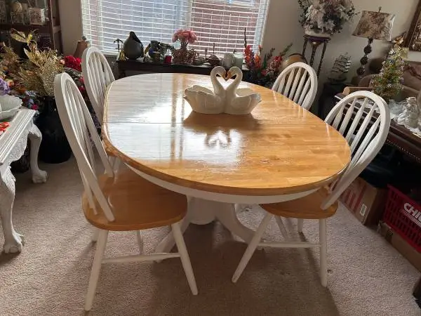 Charming Solid Wood Dining Room Set With 4 Chairs & Leaf.