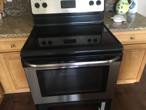Frigidaire 30in 4 burner.    AS IS
