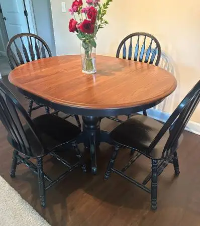 Solid Oak Dining Table w/4 Chairs