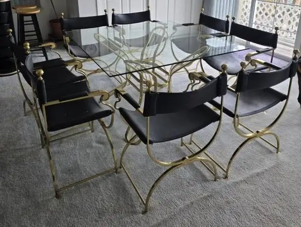 BEAUTIFUL 8 LEATHER CHAIR DINNER OR MEETING GLASS TABLE