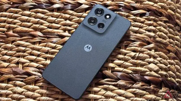 BNIB Motorola Cellphone For Verizon Total Wireless