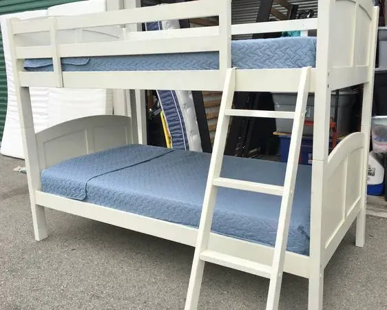 •••••Twin Bunk Bed w/Mattresses •••••