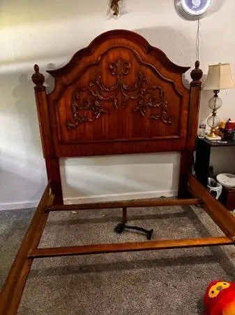 Queen size Bedframe