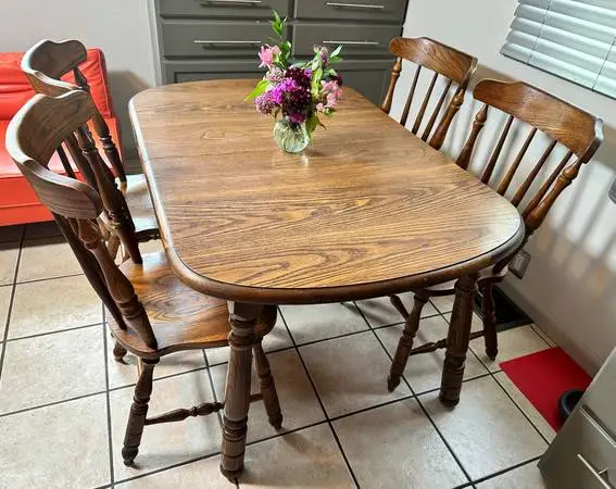 Vintage Virginia House solid oak table and 4 chair set