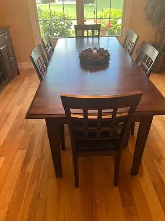 Table, chairs & matching hutch