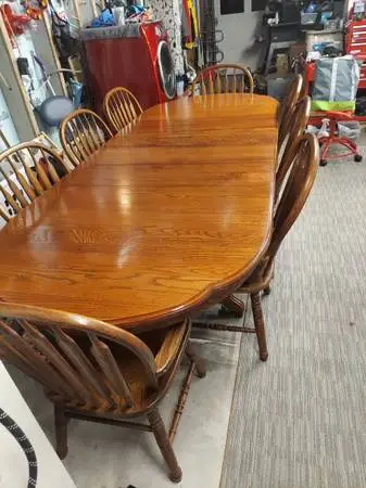 Oak dining room table and 8 Captains chairs - in very condition