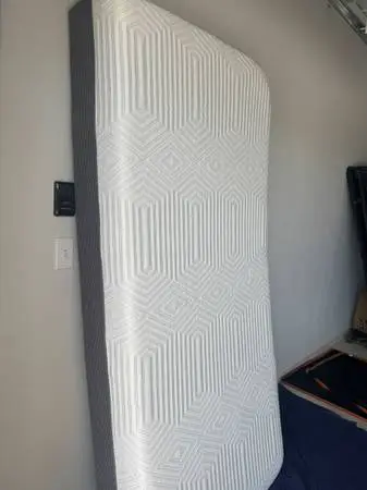 Like New Twin XL Memory Foam Mattress (Read ad)