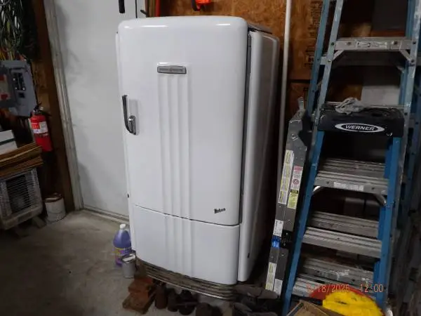 Vintage 1940 General Electric Refrigerator-Model Type B6-40