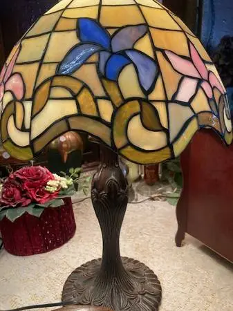 WONDERFUL VINTAGE TIFFANY STYLE LAMP