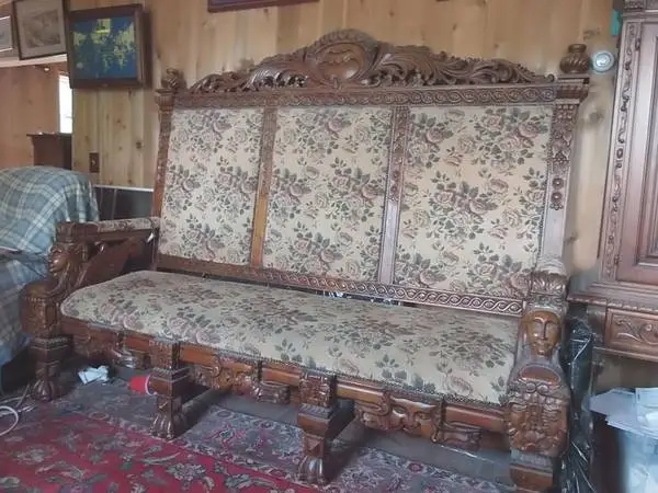 ANTIQUE VICTORIAN EASTRLAKE-STYLE LARGE ORNATE COUCH