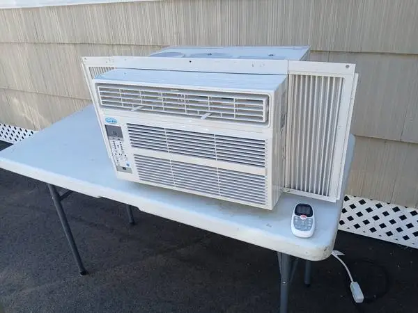 Window Air Conditioner, 6000 BTU with Remote Control