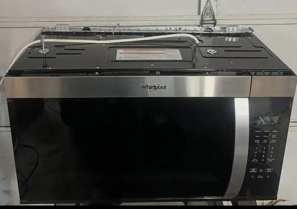 Whirlpool 1.9-cu ft Over-the-Range Microwave with Sensor Cooking ( Sta