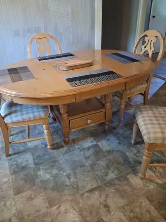 Table with 4 chairs