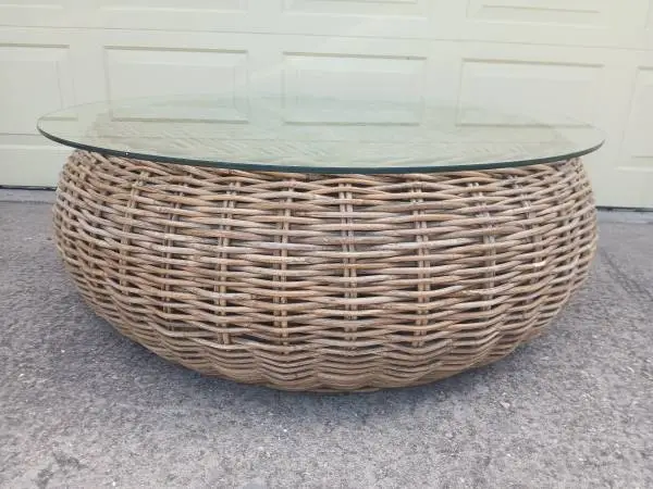 BEAUTIFUL LARGE NATURAL WICKER COFFEE TABLE