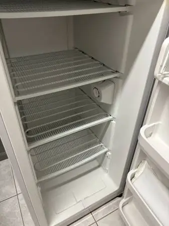 UPRIGHT FREEZER