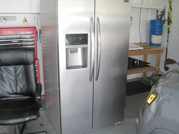 Frigidaire side by side refrig and freezer Burrrrrrr!