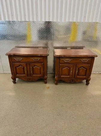 Pair of vintage French style Thomasville oak nightstands end table