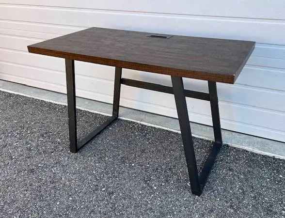 Still More Small & Medium Size Desk (s) at Creative Bargains