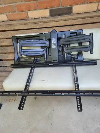 WALL MOUNT TV BRACKET