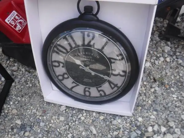 New modern Wall Clock Made in England Batterie Operated