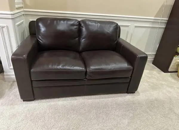 Great condition Brown leather love seat 2 seaters couch