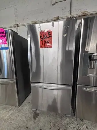 Whirlpool 33”bottom freezer fridge with ice maker working perfect