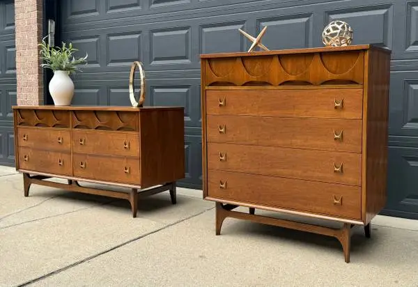 Beautiful Broyhill Brasilia mid century 2 piece dresser set