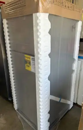 New Stainless Steel Whirlpool Top Freezer Refrigerator 18 Cb Ft