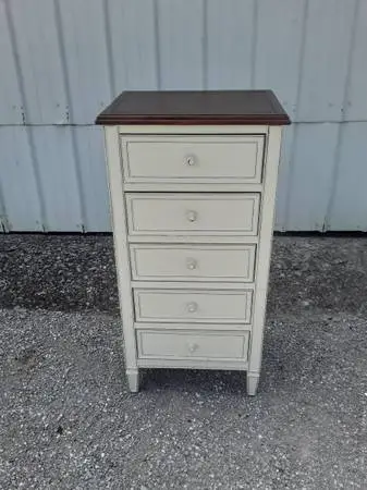 Chest of drawers dresser. In great condition.