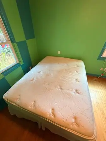 QUEEN MATTRESS// BOXSPRING// skirt