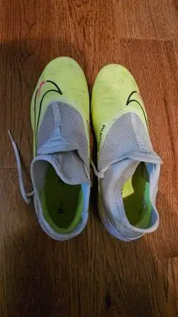 NIKE CLEATS SHOES LIKE NEW