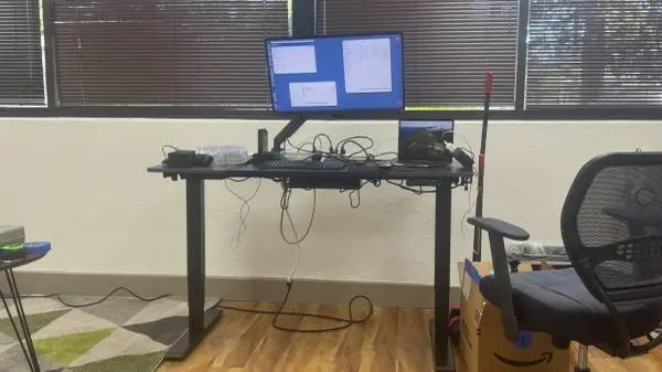Electric Sit/Stand Desk with 28 - 4K monitor on swing arm- $150