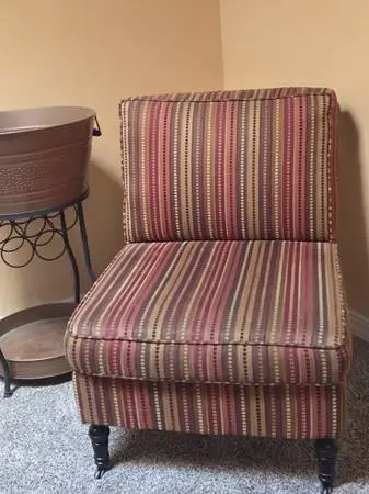 Nice cushioned sitting room chair