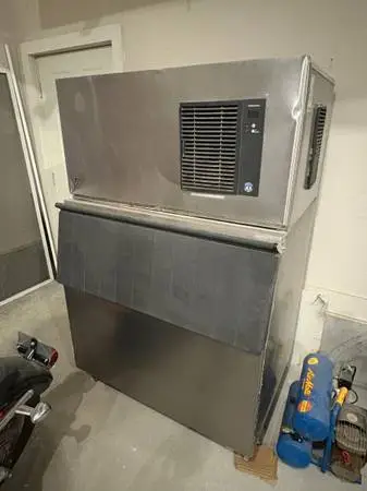 Hoshizaki Ice Machine 500 with bin