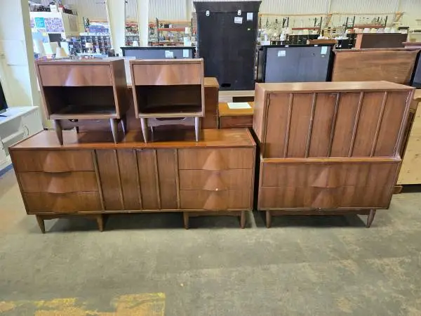 Habitat for Humanity Restore – Vintage 4-Piece Mid-Cent. Bedroom Set
