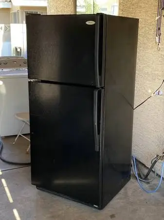 18 cubic WHIRLPOOL APARTMENT SIZE REFRIGERATOR