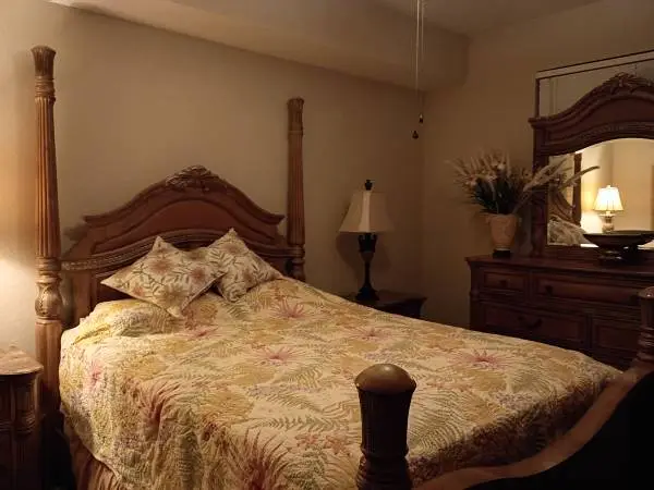 QUEEN Bedroom Set with Serta City Mattress and Box spring