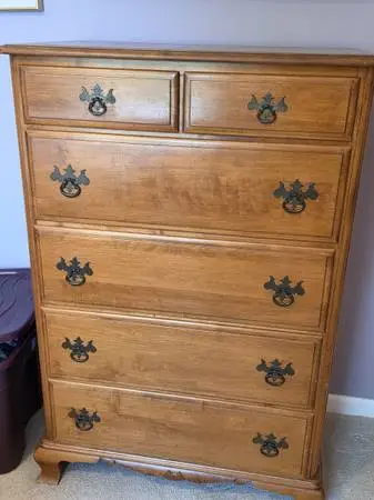 Description:
Beautiful vintage Kling solid wood 6-drawer dresser, made in Mayvil