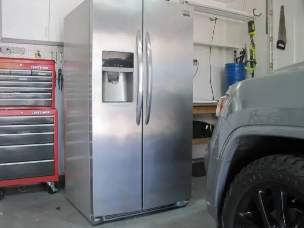 Frigidaire side by side refrig and freezer Burrrrrrr!