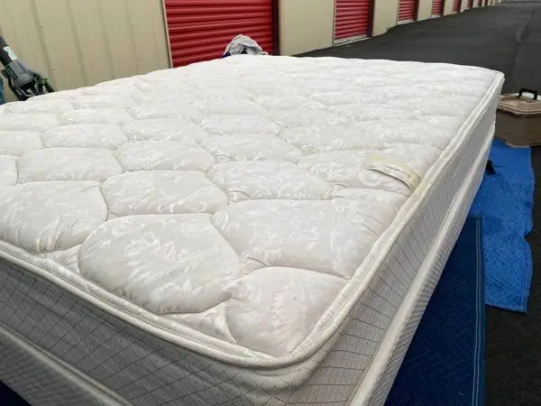 Queen Normal Thickness Bed. Complete Set