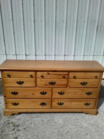 Pine wood dresser. In Good Condition.