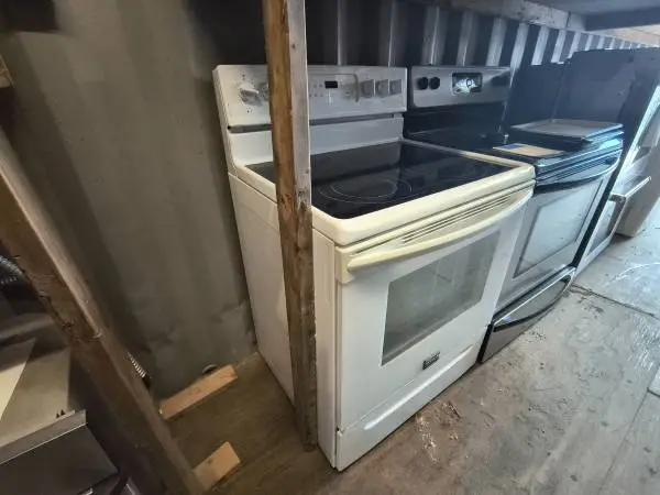 White Frigidaire Freestanding Electric Stove Model # FGEF3032KWC Used