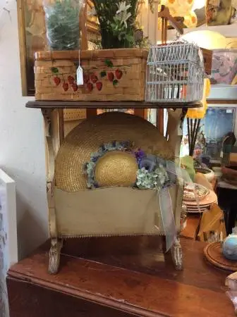 VINTAGE OFF WHITE MAGAZINE RACK