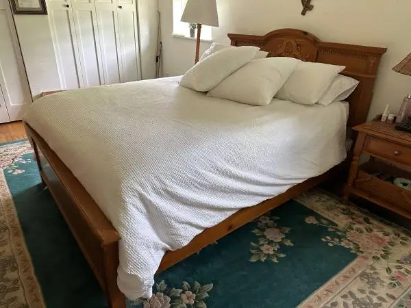 WALTER and SKYLERS Queen bed