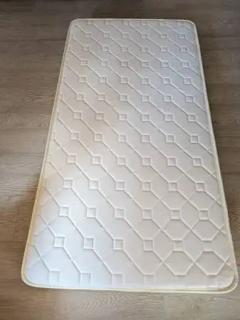Like New Mainstays 8 Innerspring Mattress w/ Gel Foam, Twin