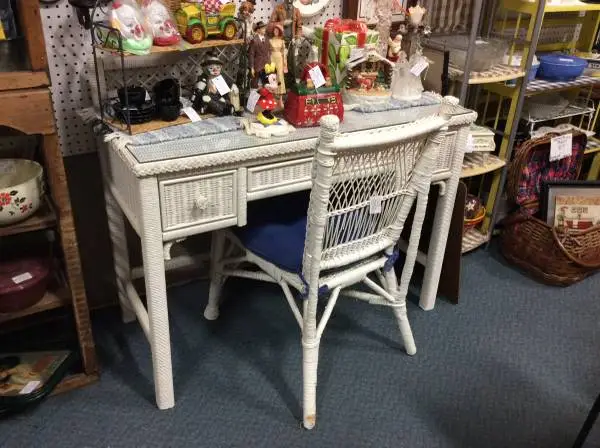 WHITE WICKER DESK W/GLASS ON TOP & W/PADDED CHAIR